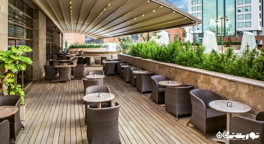 محوطه نشیمن در تراس هتل